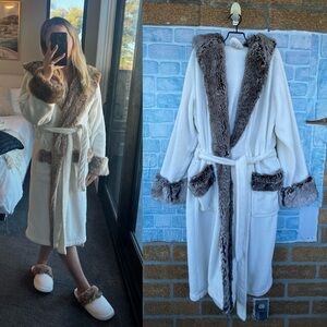 Pottery Barn White Faux Fur Trim robe size medium